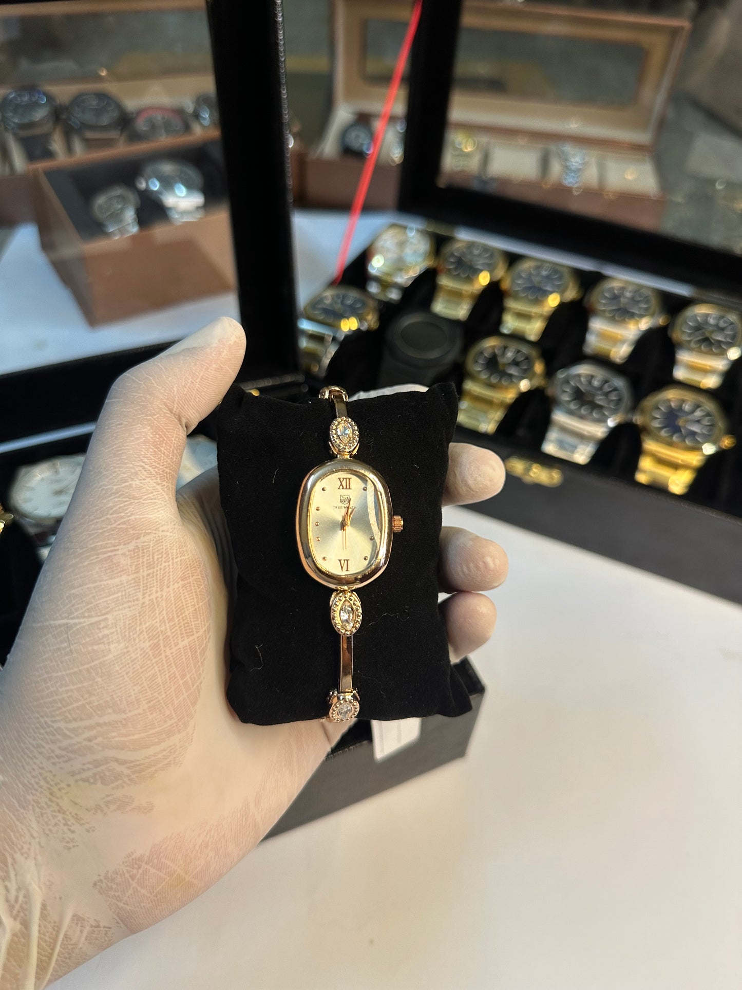 Ladies premium golden chain watch with oval dial